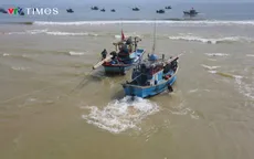 Ngư dân Quảng Trị “canh nước” ra khơi vì cửa lạch bị bồi lấp