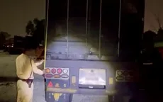 Hà Nội: Xử phạt tài xế xe container “cắt nóc” chở hàng quá tải