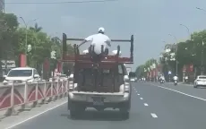 Xử phạt tài xế xe bán tải biển xanh chở người và hàng cồng kềnh