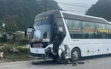 Va chạm xe khách trên Quốc lộ 6, ô tô con biến dạng