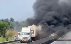 Xe container bốc cháy ngùn ngụt trên cao tốc Trung Lương - Mỹ Thuận