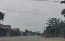 Trẻ nhỏ bất ngờ băng qua đường, tài xế phanh gấp tránh tai nạn