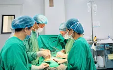 Cắt tử cung toàn phần, loại bỏ khối u lớn cho bệnh nhân 50 tuổi