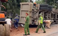 Xe tải chở đất lật đè ô tô con, xe máy, 2 người tử vong