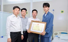 Quyền Bộ trưởng GD&ĐT khen thưởng sinh viên dũng cảm cứu người trong đám cháy