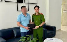 Nhặt được 100 triệu đồng, người dân bàn giao công an trả lại cho người đánh rơi
