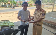 Cảnh sát giao thông Lâm Đồng trao trả gần 30 triệu đồng và điện thoại cho người dân đánh rơi