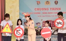 Tuổi trẻ CSGT Thủ đô phổ biến kiến thức an toàn giao thông đến học sinh dân tộc Dao