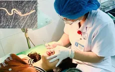 Gắp giun còn sống trong mắt cô gái