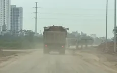 Xe chở đất từ hồ điều hòa gây trơn trượt, bụi bặm