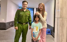 Bé người nước ngoài lạc giữa Hà Nội được công an giúp đỡ kịp thời