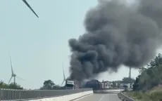 Xe tải bốc cháy dữ dội trên cao tốc, giao thông ách tắc hơn 1 km