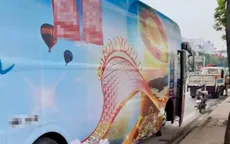 Hà Nội: Xử phạt người điều khiển xe khách dán quảng cáo kín xe lưu thông trên đường