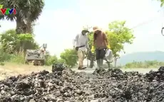 13 năm lặng lẽ vá đường của người phụ nữ vùng Bảy Núi