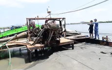 Đồng Tháp: Bắt giữ tàu cát không hoá đơn chứng từ trên biển