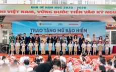 Trao mũ - Gieo thói quen: HVN góp phần nâng cao tỷ lệ đội mũ bảo hiểm ở trẻ