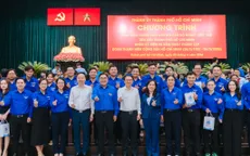 Bí thư Thành ủy TP Hồ Chí Minh Trần Lưu Quang ôm đàn hát tặng thanh niên