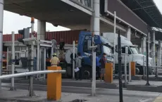 Cuộn thép rơi đè cabin trạm thu phí ở TP Hồ Chí Minh, giao thông ùn ứ