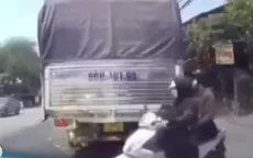 Sang đường ẩu, tầm nhìn bị che khuất, hai người đi xe máy suýt trả giá đắt