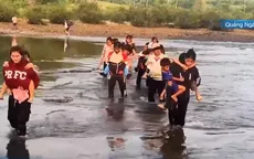 Phụ huynh xã Sơn Thủy (Quảng Ngãi) cõng con vượt sông đến trường