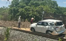 Ô tô 7 chỗ băng qua đường sắt bị tàu hàng tông, 3 người bị thương