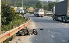 Bị văng khỏi đường sau va chạm với xe đầu kéo, 1 người đi xe máy tử vong