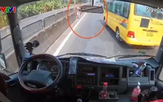 Tài xế xe tải phanh gấp, lao xuống cứu bé gái giữa Quốc lộ 1