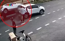 Lao thẳng vào xe taxi dừng giữa đường đón khách, ô tô con lật nhào
