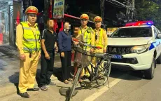 CSGT Quảng Trị xuyên đêm giúp thiếu niên đi lạc gần 100km về nhà