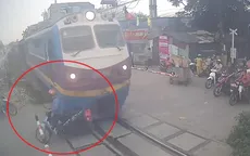 Cố tình vượt rào chắn, tài xế xe máy bị tàu hỏa tông văng
