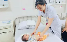 Hy hữu: Bé 2 tháng tuổi mang khối u nang buồng trứng