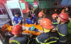 Cứu cụ ông 70 tuổi hôn mê, kẹt trong căn nhà có cầu thang nhỏ hẹp