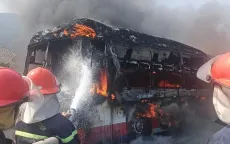 Xe khách bốc cháy ngùn ngụt trên Quốc lộ 1