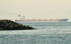 Ba siêu tàu chở dầu đi qua eo biển Hormuz giữa lệnh ngừng bắn mong manh