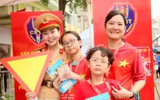 Người dân thích thú trải nghiệm làm "chiến sĩ CSGT" tại không gian đi bộ hồ Hoàn Kiếm