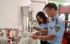 Phát hiện điểm chứa trữ gần 9.000 lít rượu có dấu hiệu vi phạm tại Hà Nội