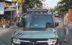 Tài xế bỏ ô tô giữa đường sau mâu thuẫn giao thông