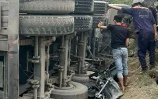 Xe đầu kéo chở đá lật đè ô tô con làm 1 người tử vong