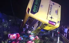 Xe khách chở 9 người tông vào lan can, lao xuống mương