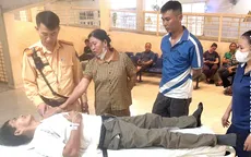 Cảnh sát giao thông kịp thời đưa cấp cứu người đàn ông bị đột quỵ trên đường