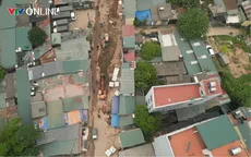 Hà Nội: Bùn đất từ công trình tràn ra tuyến Phú Diễn – Trại Gà, tiềm ẩn nguy cơ mất an toàn giao thông