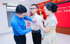 Trao tặng Huy hiệu Tuổi trẻ dũng cảm cho 2 bạn trẻ Nghệ An cứu người bị đuối nước 