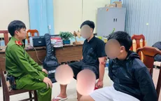 Hai thiếu niên mang kiếm gây rối trước cổng trường