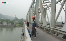 Lắp lưới bảo vệ, ngăn chặn người nhảy cầu Bến Thủy 1