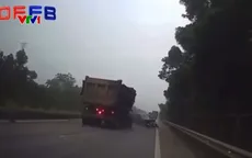 Chuyển làn đột ngột tạt đầu xe tải, xe con bị đâm văng