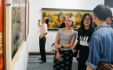 Người trẻ ấn tượng với triển lãm tranh sơn mài “Quê hương và người chiến sĩ”