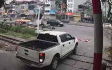 Cố vượt đường ngang khi cần chắn hạ, tài xế suýt trả giá đắt