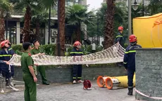 Hà Nội cứu kịp người đàn ông trèo ra lan can tầng 5 chung cư