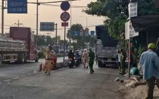 Xe tải tông loạt xe máy, lao vào nhà dân, 2 người thương vong