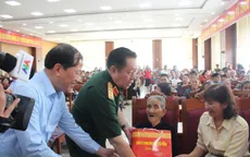 Đại tướng Nguyễn Trọng Nghĩa thăm, tặng quà gia đình chính sách và người lao động tại Gia Lai